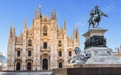 Mailänder Dom und Reiterstatue bei klarem Himmel auf der Piazza Duomo in Mailand, Italien.
