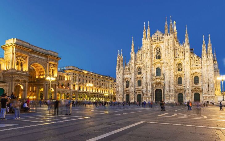 Milaner Dom und Galleria Vittorio Emanuele II bei Abenddämmerung.
