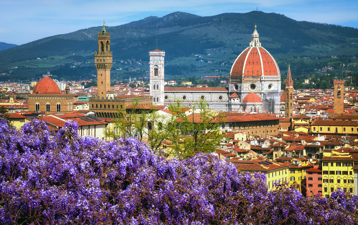 Blick auf Florenz mit Blumen im Vordergrund und der Kathedrale im Hintergrund.