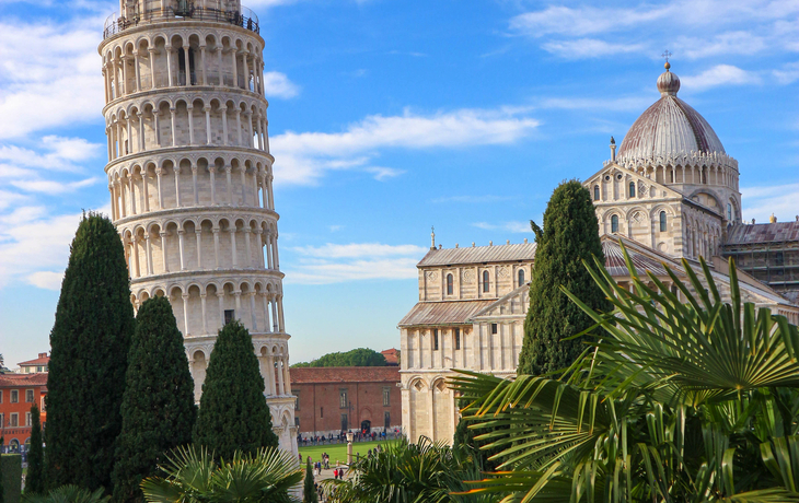 Der Schiefe Turm von Pisa mit blauem Himmel.