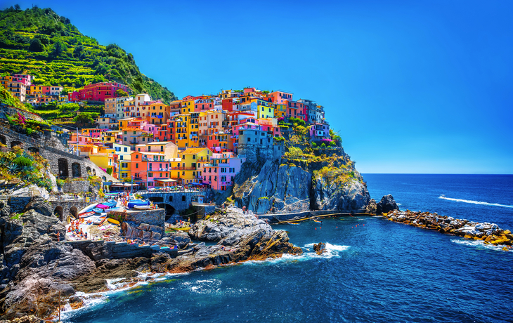 Bunte Häuser von Manarola auf einem Felsen mit Blick auf das blaue Meer.