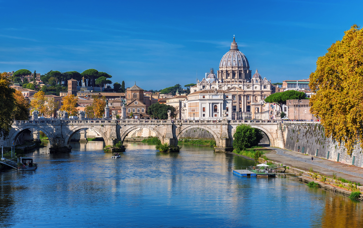 Vatikanstadt mit Petersdom und Brücke über den Tiber in Rom.