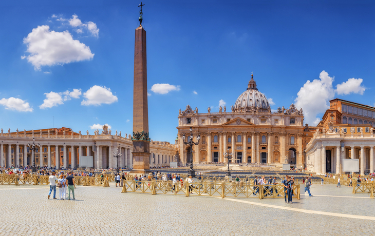 Panorama des Petersplatzes mit Petersdom und Obelisk bei klarem Himmel.
