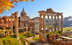 Ruinen des Forum Romanum in Rom bei sonnigem Wetter.