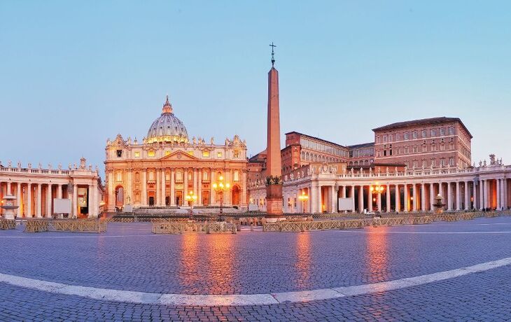 Petersplatz mit Petersdom und Obelisk bei Sonnenuntergang in Rom
