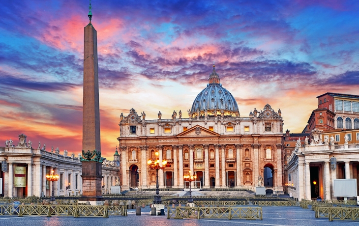 Petersdom und Obelisk bei Sonnenuntergang in Rom, Italien
