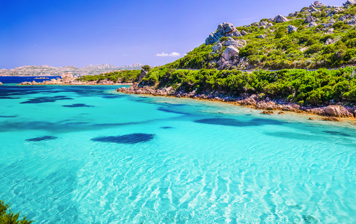 Smaragdgrünes Meerwasser und felsige Küste der Insel Maddalena, Sardinien, Italien.