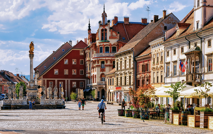 Historische Altstadt mit Radfahrer auf gepflasterter Straße.