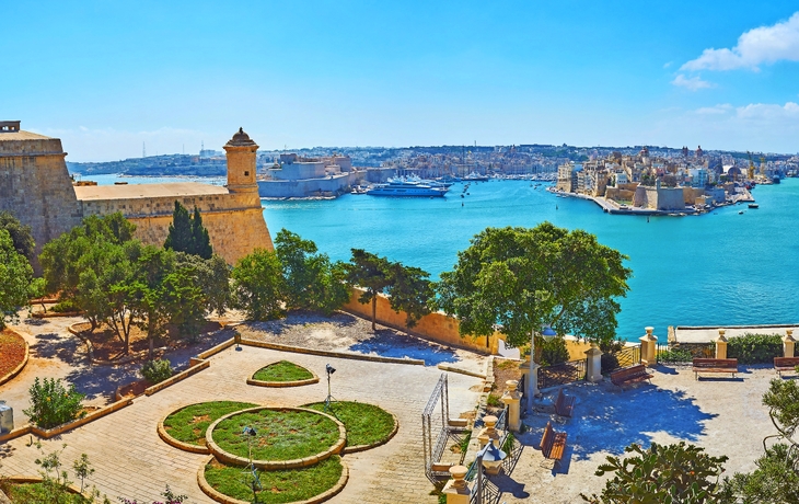 Panoramablick auf den Grand Harbour in Valletta, Malta, mit historischen Gebäuden und blauem Meer.