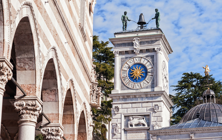 Uhrturm der Loggia di San Giovanni und Statue des Herkules in Udine, Italien.