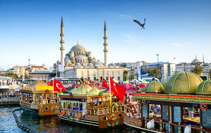 Boote mit türkischen Flaggen vor einer Moschee in Istanbul.