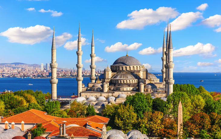 Blaue Moschee in Istanbul mit vier Minaretten und Bosporus im Hintergrund.