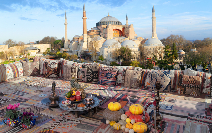 Hagia Sophia in Istanbul mit traditionell dekorierter Terrasse im Vordergrund