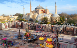 Hagia Sophia in Istanbul mit traditionell dekorierter Terrasse im Vordergrund