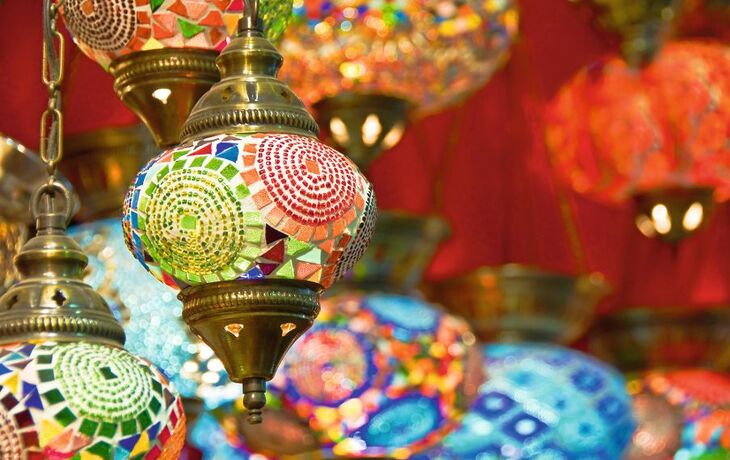 Bunte orientalische Mosaiklampen, die an der Decke hängen.