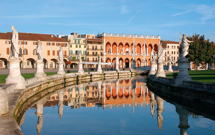 See mit Statuen und historischer Architektur im Prato della Valle, Padua.