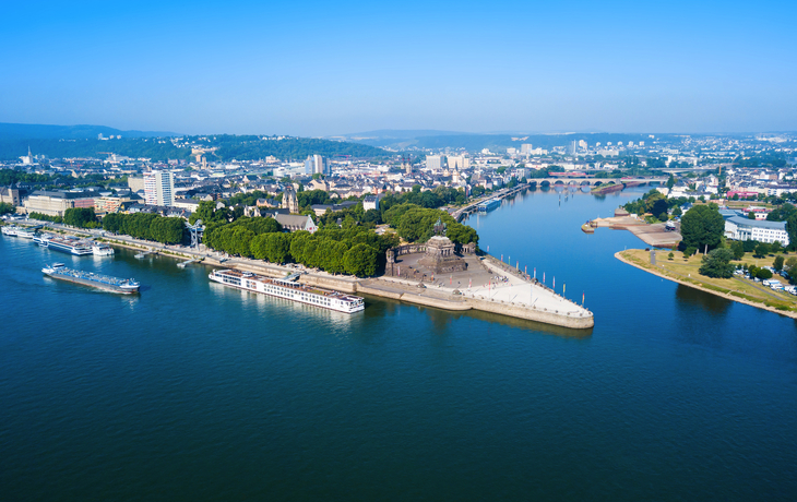 Luftansicht des Deutschen Ecks in Koblenz, wo Rhein und Mosel zusammenfließen.