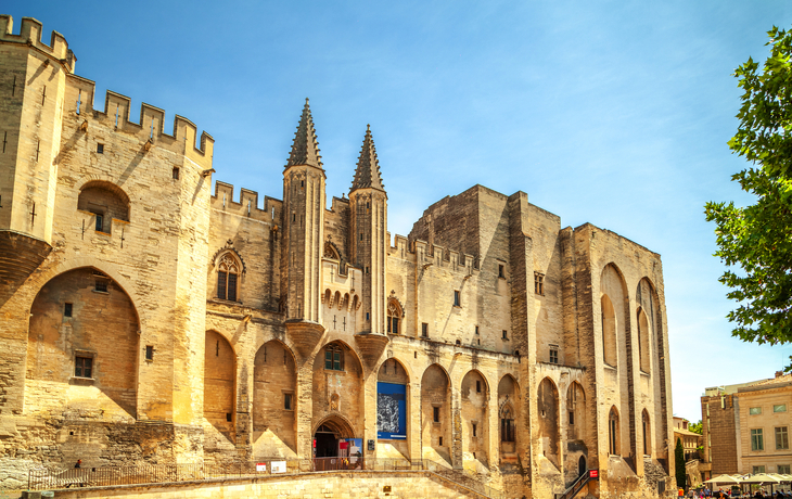 Papstpalast in Avignon, historisches Gebäude in der Provence, Frankreich, am Ufer der Rhone.
