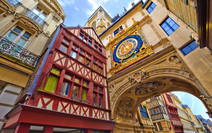 Historische Fachwerkhäuser und Uhr in einer Altstadt.