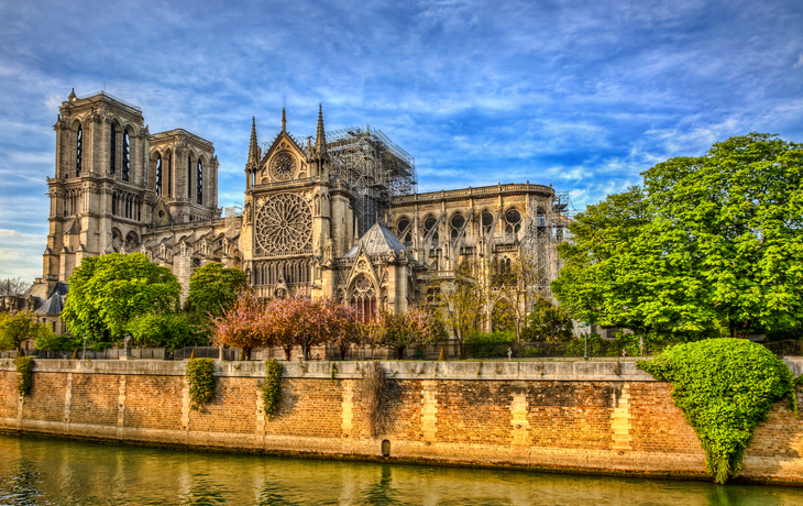 Gotische Kathedrale in Paris mit Wolkenhimmel im Hintergrund