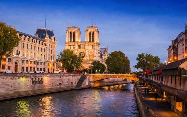 Notre-Dame-Kathedrale in Paris bei Abenddämmerung, Blick vom Fluss aus